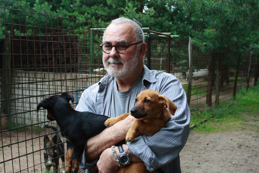 Udo Walz mit Bonnie und Clyde auf dem Arm