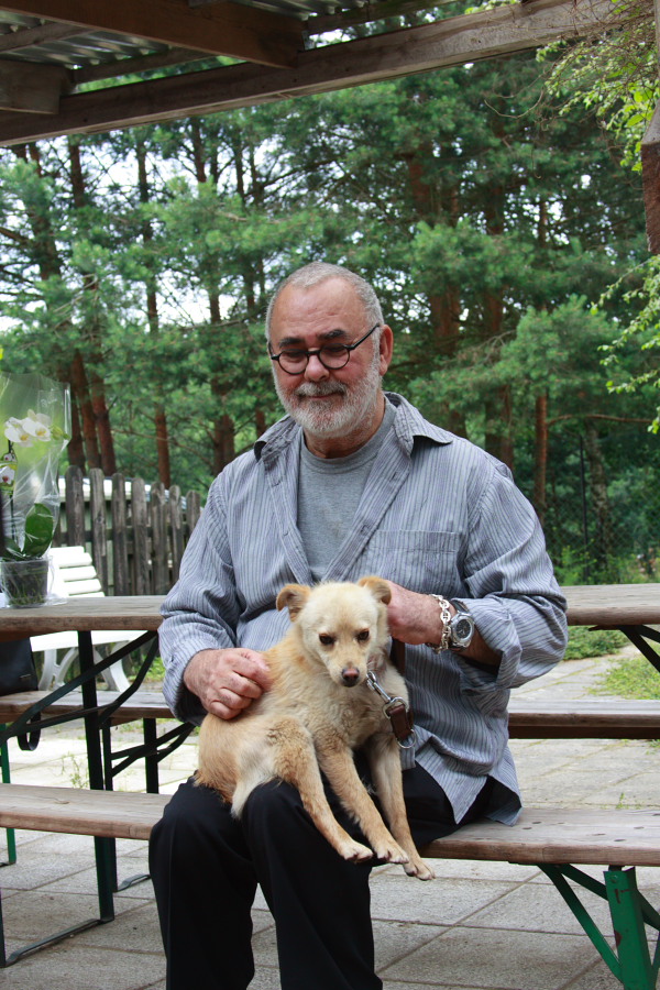 Udo Walz mit Gipsy auf dem Schoß